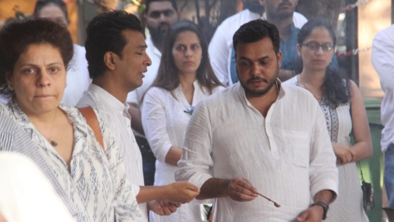 फैशन डिजाइनर विक्रम फडनीस की मां रंजन की प्रार्थना सभा में पहुंची बॉलीवुड हस्तियां