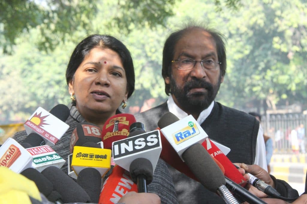 लोकसभा चुनाव 2019: DMK नेता कनिमोझी के घर पर आयकर विभाग का छापा, स्टालिन ने किया विरोध लोकसभा चुनाव 2019: DMK नेता कनिमोझी के घर पर आयकर विभाग का छापा, स्टालिन ने किया विरोध