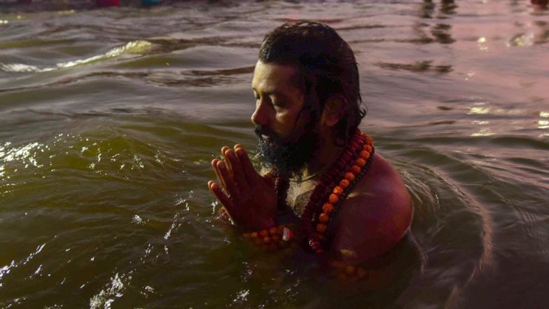 Kumbh Mela 2019: माघी पूर्णिमा पर संगम में स्नान के लिए उमड़ी श्रद्धालुओं की भीड़, लगा रहें हैं आस्था की डुबकी