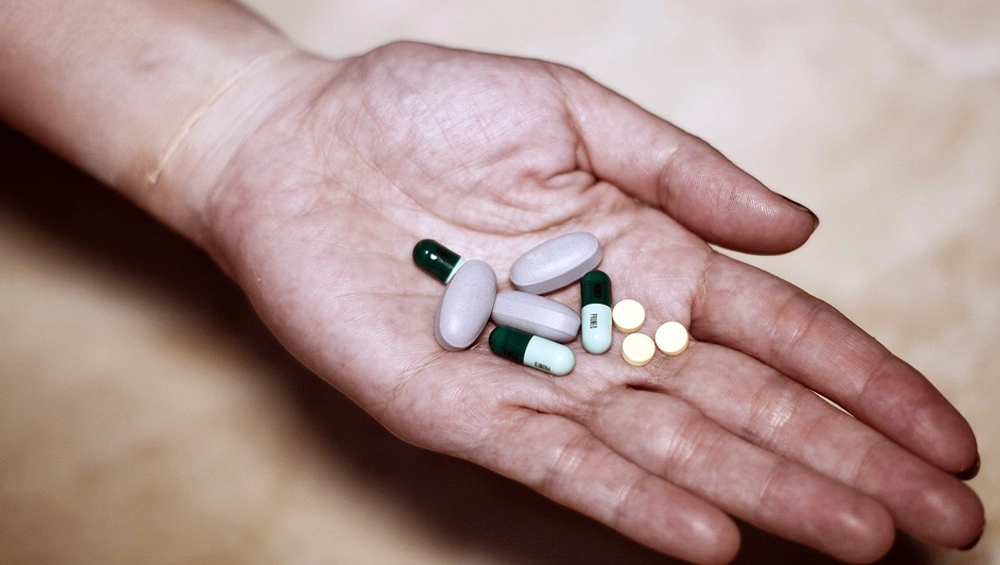 संदिग्ध स्वास्थ्य कर्मी ने प्रतिरक्षा बढ़ाने के लिए दी कुछ गोलियां