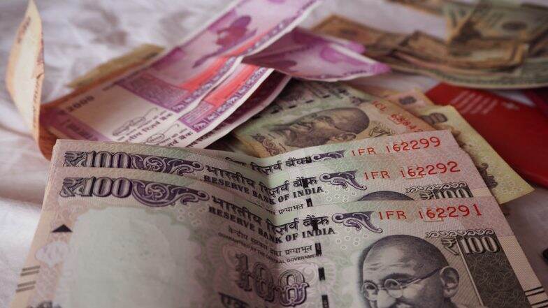 पुलिस के पीछा करने पर लुटेरे ने फेंका पैसों से भरा बैग, निकले 1.56 करोड़ रुपये पुलिस के पीछा करने पर लुटेरे ने फेंका पैसों से भरा बैग, निकले 1.56 करोड़ रुपये