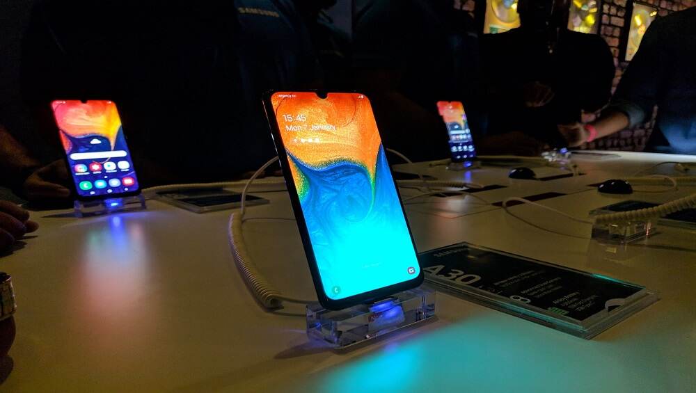 Samsung ने अपने 3 स्मार्टफोन A30, A50 और A10 किए लॉन्च, जानें फीचर्स Samsung ने अपने 3 स्मार्टफोन A30, A50 और A10 किए लॉन्च, जानें फीचर्स