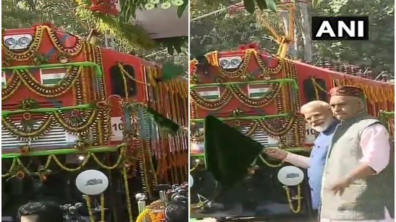 पीएम मोदी का वाराणसी दौरा, डीजल से विद्युत में परिवर्तित हुए पहले रेल इंजन को दिखाई हरी झंडी