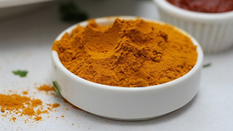 चुटकी भर हल्दी के सेवन से होते हैं ये हैरान करने वाले फायदे, लेकिन इसका ज्यादा इस्तेमाल सेहत को पहुंचा सकता है नुकसान