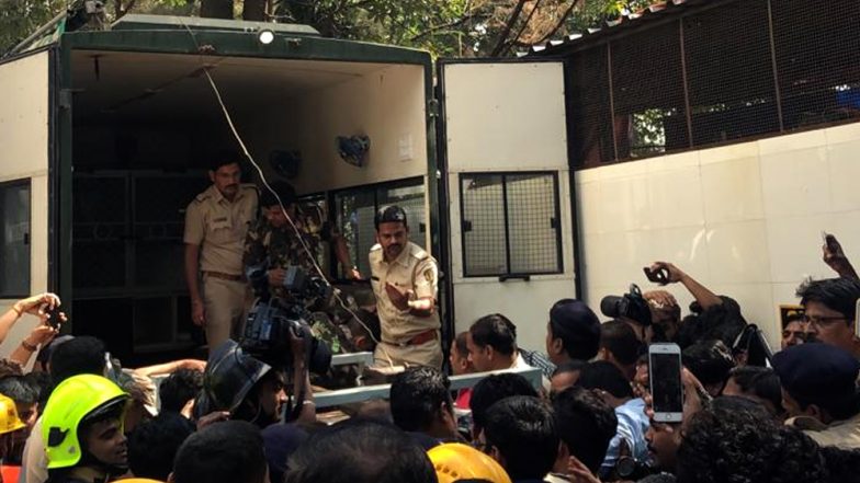 ठाणे के कोरम मॉल में घुसा तेंदुआ पकड़ा गया, पार्किंग एरिया में था बैठा, देखें Video