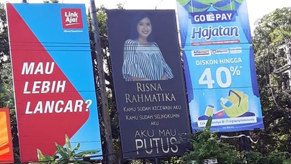 प्यार में धोखा खाने वाले शख्स ने अनोखे अंदाज में लिया बदला, सड़कों पर लगवाई गर्लफ्रेंड की होर्डिंग, लिखा ये मैसेज प्यार में धोखा खाने वाले शख्स ने अनोखे अंदाज में लिया बदला, सड़कों पर लगवाई गर्लफ्रेंड की होर्डिंग, लिखा ये मैसेज