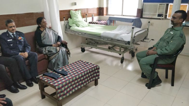रक्षामंत्री निर्मला सीतारमण ने की विंग कमांडर अभिनंदन से मुलाकात, पाक में हुई पूरी घटना के बारे में ली जानकारी