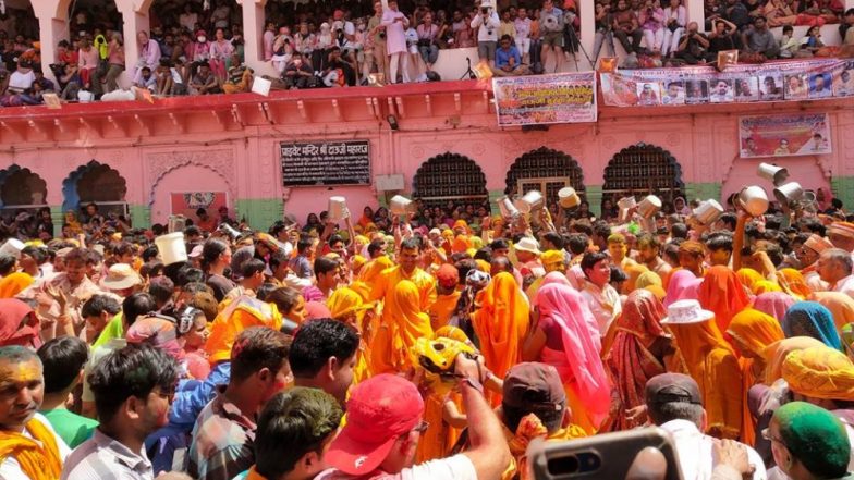 Holi 2019: मशहूर है मथुरा में आयोजित होने वाला बलदाऊ जी का हुरंगा, जहां देवर-भाभी के बीच खेली जाती है कपड़ा फाड़ होली