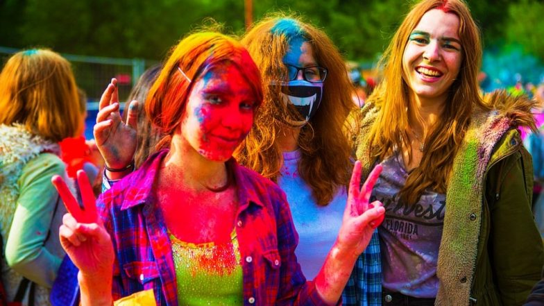 Holi 2019: आपके फेवरेट कपड़े पर लग जाए होली का रंग तो घबराएं नहीं, बस इन 5 तरीकों को आजमाएं