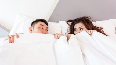 पति-पत्नी के रिश्ते में कड़वाहट लाती हैं ये चीजें, सोते समय भूलकर भी इन्हें न रखें बेड के पास