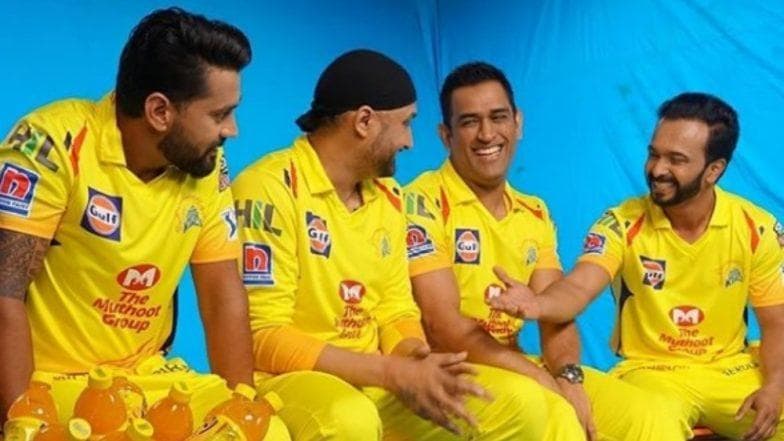 IPL 2019: चेन्नई सुपर किंग्स के थीम सॉन्ग पर एमएस धोनी, हरभजन सिंह, केदार जाधव और मुरली विजय ने किया डांस, देखें Video IPL 2019: चेन्नई सुपर किंग्स के थीम सॉन्ग पर एमएस धोनी, हरभजन सिंह, केदार जाधव और मुरली विजय ने किया डांस, देखें Video