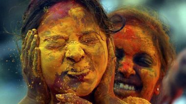 Holi 2019: चेहरे से होली के रंगों को निकालने में आपके बेहद काम आएंगे ये घरेलू नुस्खे, त्वचा भी बनी रहेगी चमकदार