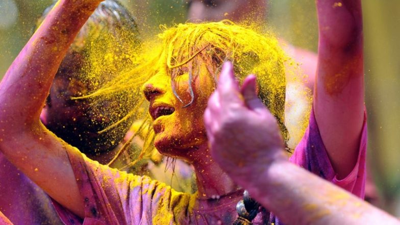 Holi 2019: चेहरे की खूबसूरती को नुकसान भी पहुंचा सकते हैं होली के रंग, ऐसे करें त्वचा की देखभाल