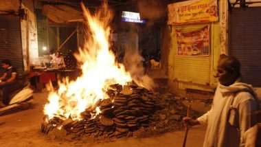 Holi 2019: मथुरा में होलिका दहन पर होता है विशेष आयोजन, 'फालेन' और 'जटवारी' में जलते कंडों के बीच चलते हैं पंडे