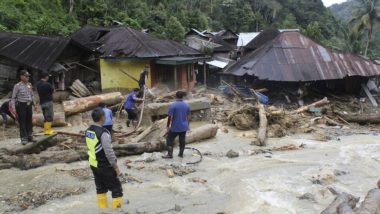 इंडोनेशिया: अचानक आई बाढ़ से मरने वालों की संख्या बढ़कर हुई 63, तलाशी अभियान जारी