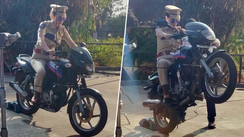 कंगना रनौत खाकी वर्दी पहनकर बाइक पर कर रही हैं जबरदस्त स्टंट्स, देखें तस्वीरें