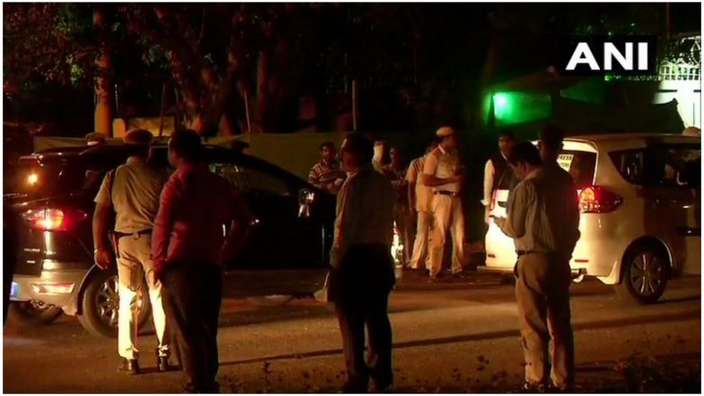 पाकिस्तान नेशनल डे के मौके पर दिल्ली में पाक हाई कमीशन के बाहर से हिरासत में लिया गया एक शख्स