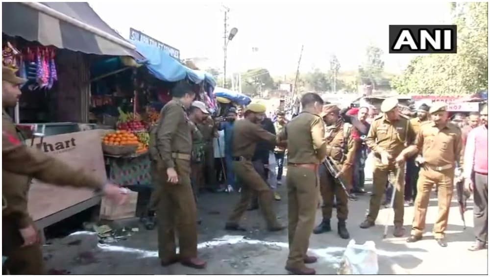 पाकिस्तान आत्मघाती हमला: अब तक चार पुलिसकर्मी समेत सात की मौत, तालिबान ने ली हमले की जिम्मेदारी पाकिस्तान आत्मघाती हमला: अब तक चार पुलिसकर्मी समेत सात की मौत, तालिबान ने ली हमले की जिम्मेदारी