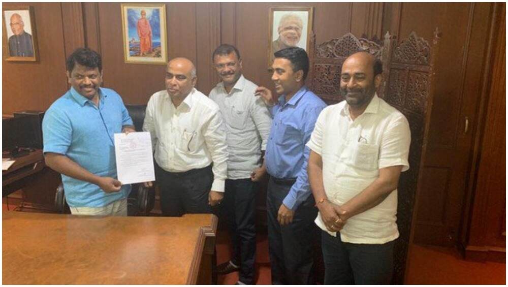 गोवा: देर रात हुए 'सियासी ड्रामे' में MGP के 2 विधायक टूटकर BJP में हुए शामिल, आज दोपहर दिलाई जाएगी शपथ