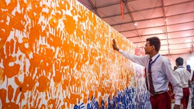 कुंभ 2019: एक बार फिर मेले में बनाया गया वर्ल्ड रिकॉर्ड, गंगा थीम पर हाथों की छाप से बनाई गई पेंटिंग