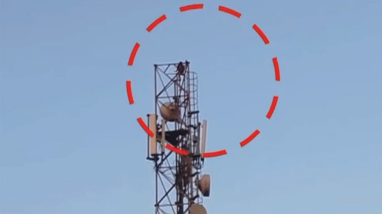 बॉयफ्रेंड से शादी करने के लिए लड़की ने की सारी हदें पार, मोबाइल टावर पर चढ़ तुड़वाया रिश्ता