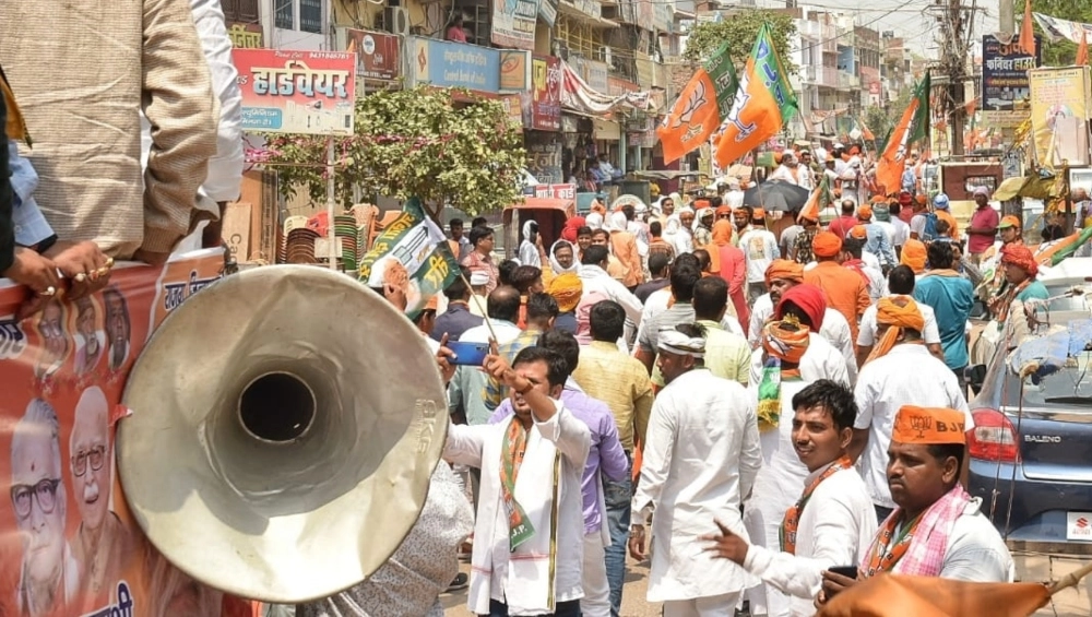 भवानीपुर उपचुनाव प्रचार के आखिरी दिन बंदूकें लहराईं, दिलीप घोष को तृणमूल समर्थकों ने घेरा