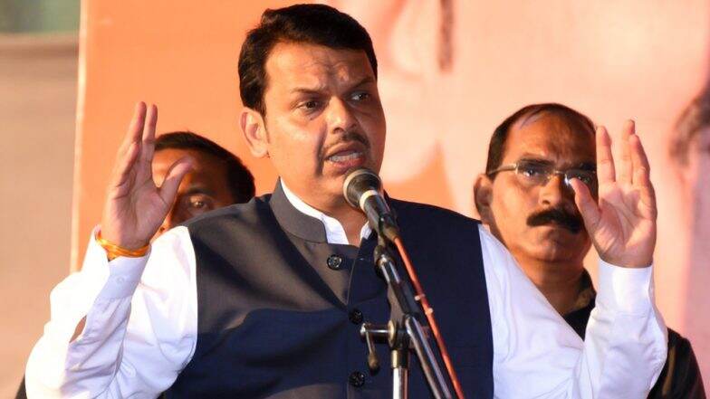 महाराष्ट्र के अहमदनगर में सीएम देवेंद्र फडणवीस के काफिले पर महिला ने फेंकी स्याही, स्वाभिमानी शेतकारी संगठन के लिए करती है काम महाराष्ट्र के अहमदनगर में सीएम देवेंद्र फडणवीस के काफिले पर महिला ने फेंकी स्याही, स्वाभिमानी शेतकारी संगठन के लिए करती है काम