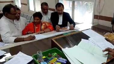 लोकसभा चुनाव 2019: शुभ मुहूर्त साध्वी प्रज्ञा ठाकुर ने एक दिन पहले दाखिल किया नामांकन, 11 पंडितों से कराया मंत्रोच्चार