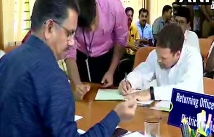 लोकसभा चुनाव 2019: कांग्रेस अध्यक्ष राहुल गांधी ने वायनाड से भरा नामांकन, बहन प्रियंका भी साथ रही मौजूद