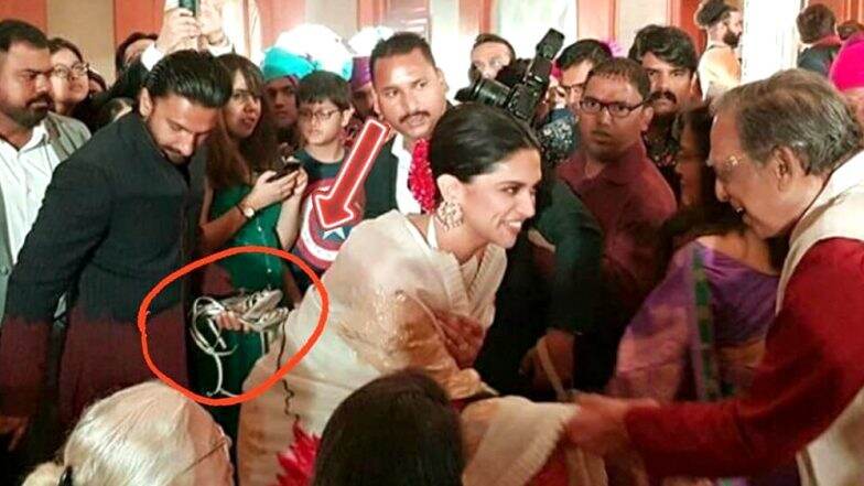 शादी में रणवीर सिंह ने उठाए दीपिका पादुकोण के सैंडल, सोशल मीडिया पर वायरल हो रही है ये तस्वीर शादी में रणवीर सिंह ने उठाए दीपिका पादुकोण के सैंडल, सोशल मीडिया पर वायरल हो रही है ये तस्वीर