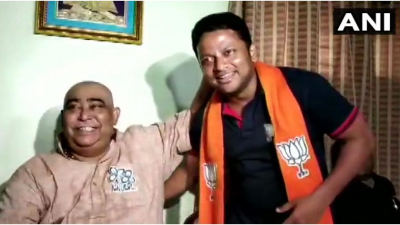 पश्चिम बंगाल: बीजेपी उम्मीदवार अनुपम हाजरा ने TMC नेता के छुए पैर, पार्टी ने मांगा स्पष्टीकरण
