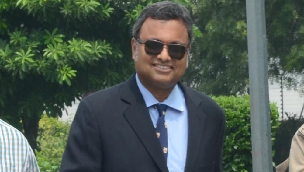 सुप्रीम कोर्ट ने पूर्व वित्त मंत्री पी. चिदंबरम की पत्नी और बेटे को भेजा नोटिस, जवाब की तलब सुप्रीम कोर्ट ने पूर्व वित्त मंत्री पी. चिदंबरम की पत्नी और बेटे को भेजा नोटिस, जवाब की तलब