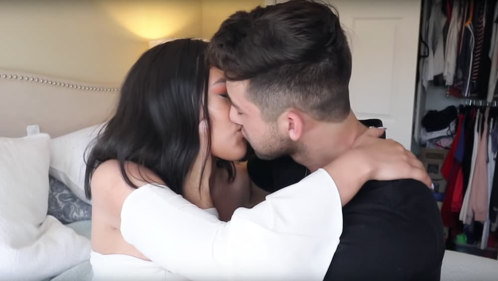 YouTuber ने अपनी 'बहन' के साथ खुद का Kissing वीडियो किया शेयर, लोगों ने जमकर सुनाई खरी खोटी, देखें वीडियो YouTuber ने अपनी 'बहन' के साथ खुद का Kissing वीडियो किया शेयर, लोगों ने जमकर सुनाई खरी खोटी, देखें वीडियो