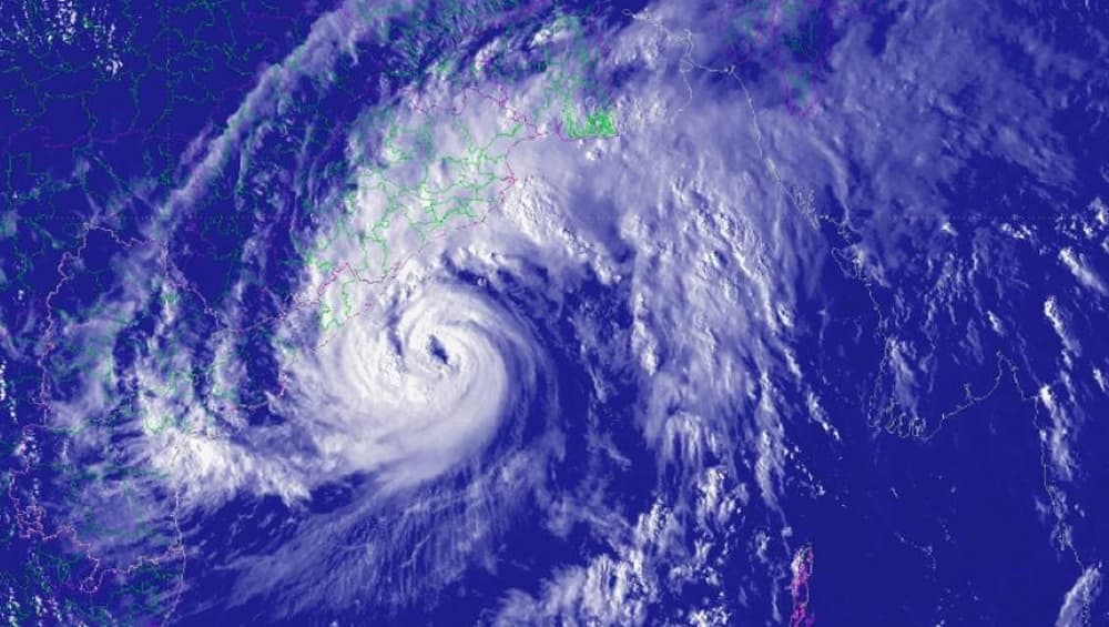 Cyclone Kyarr Alert: चक्रवाती तूफान ‘क्यार’ के चलते महाराष्ट्र, गोवा, कर्नाटक में भारी बारिश का अलर्ट जारी Cyclone Kyarr Alert: चक्रवाती तूफान ‘क्यार’ के चलते महाराष्ट्र, गोवा, कर्नाटक में भारी बारिश का अलर्ट जारी