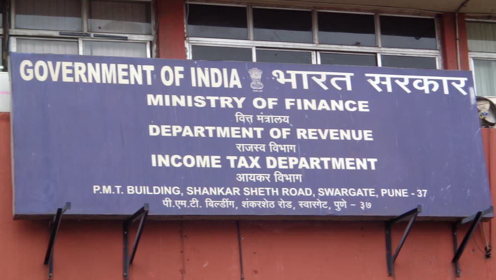 लोकसभा चुनाव 2019: श्रीनगर में अलगाववादी नेता के पास हवाई अड्डे पर 14.5 लाख रुपये जब्त, हिरासत के बाद घर जानें की मिली अनुमति लोकसभा चुनाव 2019: श्रीनगर में अलगाववादी नेता के पास हवाई अड्डे पर 14.5 लाख रुपये जब्त, हिरासत के बाद घर जानें की मिली अनुमति