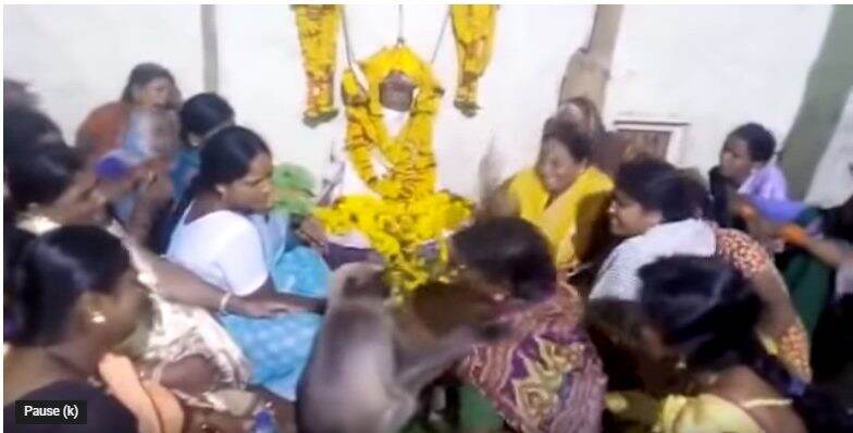 कर्नाटक: शोक सभा में पहुंचा लंगूर, रोती हुई महिला को गले लगाकर दी सांत्वना, देखें वायरल वीडियो कर्नाटक: शोक सभा में पहुंचा लंगूर, रोती हुई महिला को गले लगाकर दी सांत्वना, देखें वायरल वीडियो