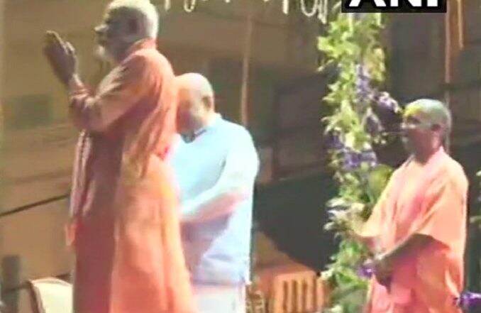 वाराणसी: प्रधानमंत्री नरेंद्र मोदी, अमित शाह और योगी आदित्यनाथ गंगा आरती में हुए शामिल, देखें वीडियो वाराणसी: प्रधानमंत्री नरेंद्र मोदी, अमित शाह और योगी आदित्यनाथ गंगा आरती में हुए शामिल, देखें वीडियो