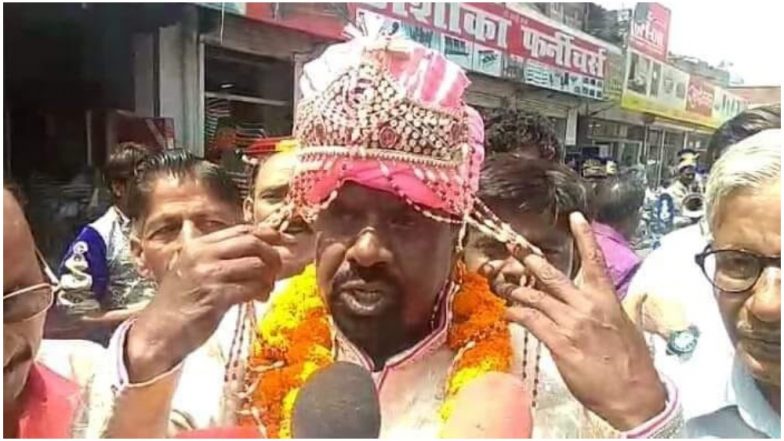 लोकसभा चुनाव 2019: उत्तर प्रदेश में दूल्हा बनकर नामांकन करने पहुंचा प्रत्याशी, खुद को बताया 'राजनीति का दामाद'
