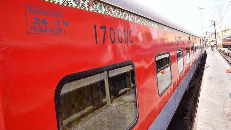 बड़ा ट्रेन हादसा टला, भुवनेश्वर से दिल्ली जा रही राजधानी ट्रेन के दो डिब्बे काठजोड़ी पुल पर हुए अलग
