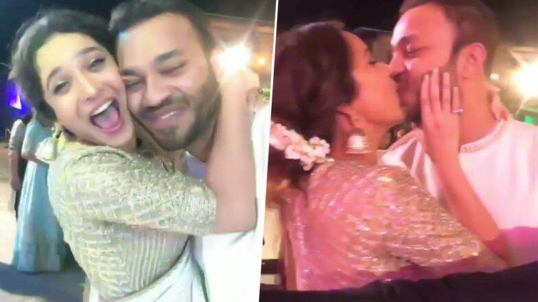 अंकिता लोखंडे ने अपने बॉयफ्रेंड विक्की जैन को सरेआम किया Kiss, देखें ये Viral Video अंकिता लोखंडे ने अपने बॉयफ्रेंड विक्की जैन को सरेआम किया Kiss, देखें ये Viral Video