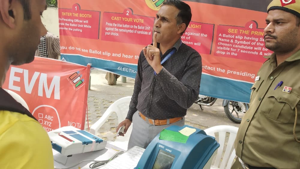 चुनाव आयोग ने आयकर विभाग की छापेमारी पर जताई नाराजगी, कहा- कार्यवाई के पहले हमें भी सूचित करें चुनाव आयोग ने आयकर विभाग की छापेमारी पर जताई नाराजगी, कहा- कार्यवाई के पहले हमें भी सूचित करें