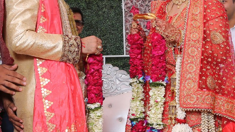 Uttar Pradesh: पति की दूसरी शादी पर मंडप में पहुंचकर पहली पत्नी ने किया हंगामा