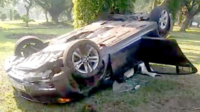 दिल्ली : तेज रफ्तार से चल रही BMW कार पलटने से महिला घायल, छानबीन में जुटी पोलिस