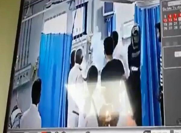 अलीगढ़: इलाज के दौरान मुंह में विस्फोट होने से महिला की अस्पताल में मौत, खुदकुशी करने के लिए खाया था जहर, देखें वीडियो