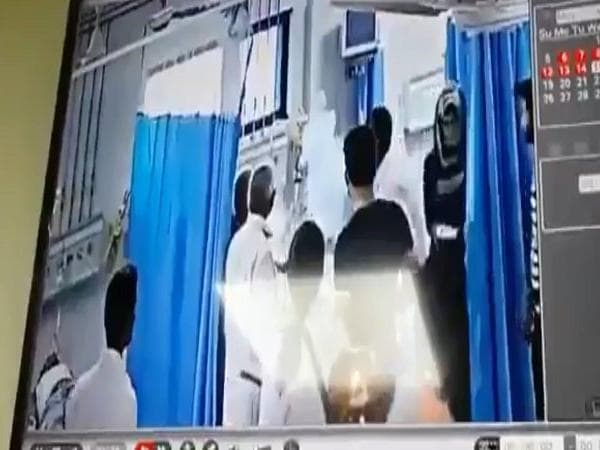 अलीगढ़: इलाज के दौरान मुंह में विस्फोट होने से महिला की अस्पताल में मौत, खुदकुशी करने के लिए खाया था जहर, देखें वीडियो अलीगढ़: इलाज के दौरान मुंह में विस्फोट होने से महिला की अस्पताल में मौत, खुदकुशी करने के लिए खाया था जहर, देखें वीडियो