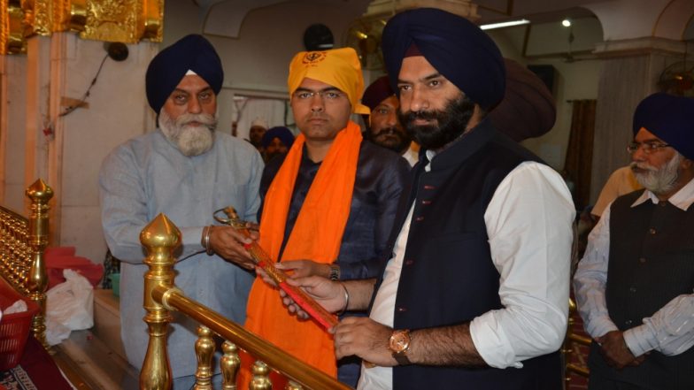 लोकसभा चुनाव 2019: बीजेपी प्रत्याशी प्रवेश सिंह वर्मा ने मतदाताओं से जुड़ने के लिए की मेट्रो की सवारी
