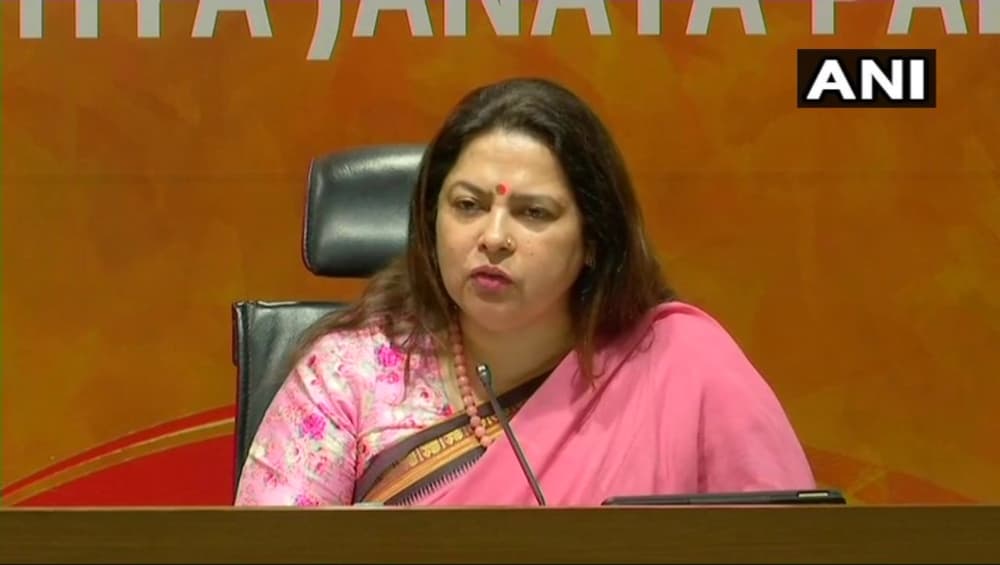 बीजेपी सांसद मीनाक्षी लेखी ने कहा- प्लास्टिक की बोतलें और गिलास छोड़ो, चुल्लू बनाकर पानी पीयो बीजेपी सांसद मीनाक्षी लेखी ने कहा- प्लास्टिक की बोतलें और गिलास छोड़ो, चुल्लू बनाकर पानी पीयो