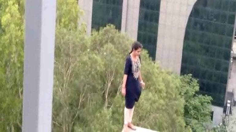 नौकरी से निकाले जाने पर 7वीं मंजिल पर चढ़कर लड़की का शोले स्टाइल में हाई वोल्टेज ड्रामा, वीडियो वायरल नौकरी से निकाले जाने पर 7वीं मंजिल पर चढ़कर लड़की का शोले स्टाइल में हाई वोल्टेज ड्रामा, वीडियो वायरल