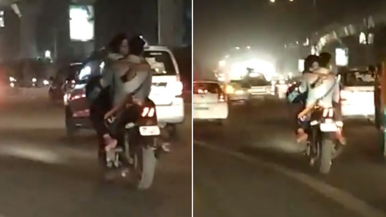 दिल्ली में कपल ने चलती बाइक पर की अश्लील हरकत, पुलिस अफसर ने की नए ट्रैफिक नियमों की मांग, वीडियो हुआ वायरल