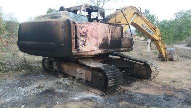 बिहार में नक्सलियों ने सड़क निर्माण में लगी एक पोकलेन मशीन और ट्रैक्टर को किया आग के हवाले